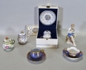 Diverse; cremekoppar, figurin samt mockakoppar