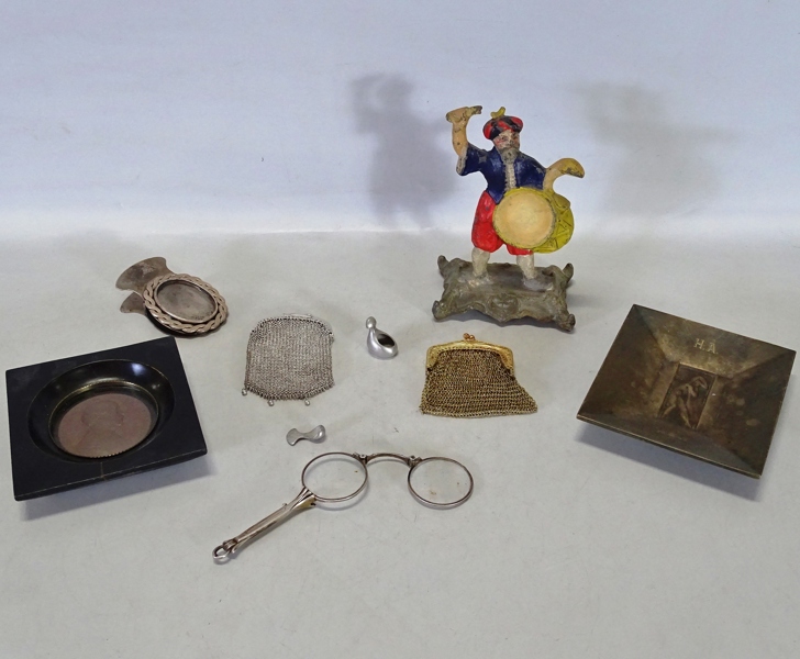 Diverse; metallfigurin, förstoringsglas, portmonnä m.m.