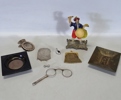 Diverse; metallfigurin, förstoringsglas, portmonnä m.m.
