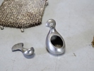 Diverse; metallfigurin, förstoringsglas, portmonnä m.m.