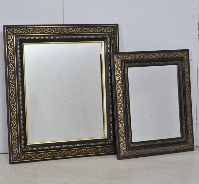 2 st väggspeglar, med äldre ramar