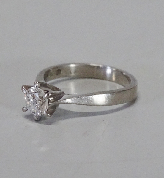 Ring, vitguld 18K med diamant