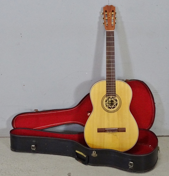 Akustisk gitarr med case, Bjäreton, modell "Isabella"