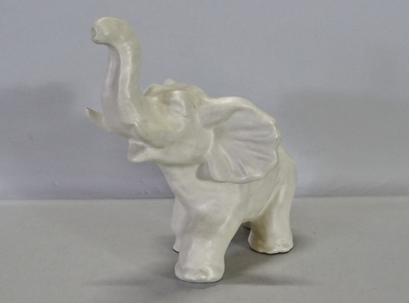Figurin "Elefant" tillskriven Vicke Lindstrand, Upsala-Ekeby
