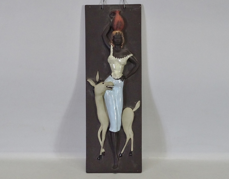 Väggrelief "Vattenbärande kvinna med åsna" Arnold Wiig, Norge, 1900-talets mitt