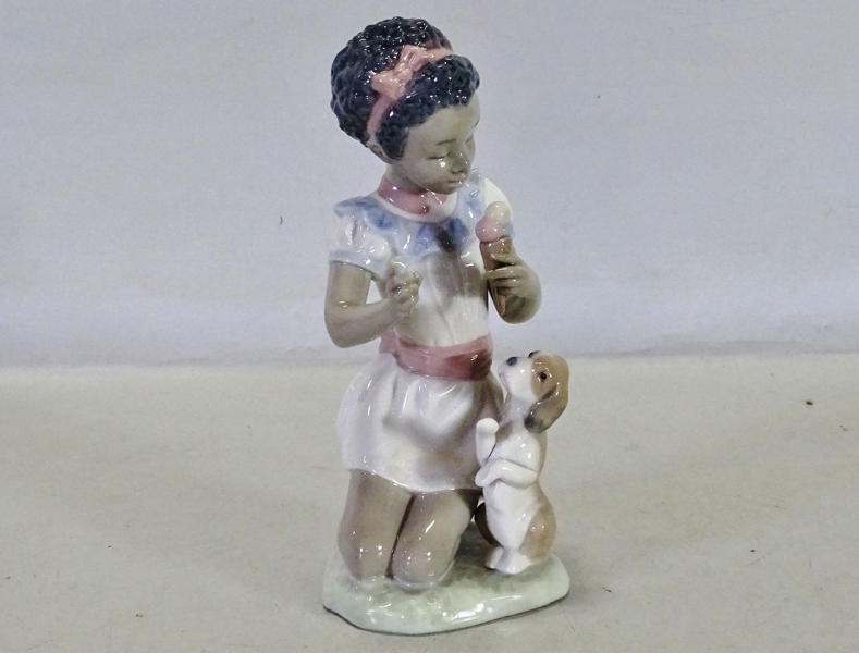 Figurin "Flicka med hund" Lladró, Spanien