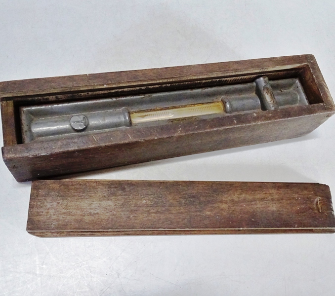 Äldre vattenpass i låda, 1900-talets första hälft