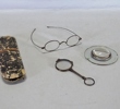 2 par äldre glasögon samt förstoringsglas, 18/1900-tal