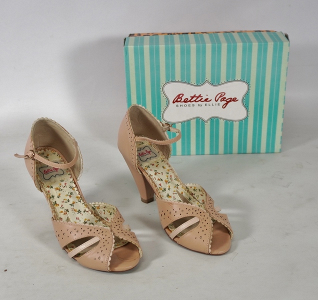 1 par damskor, Bettie Page