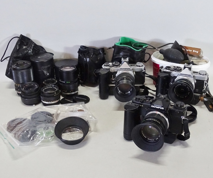 3 st. kameror, Olympus, OM-2 och 4, med diverse tillbehör