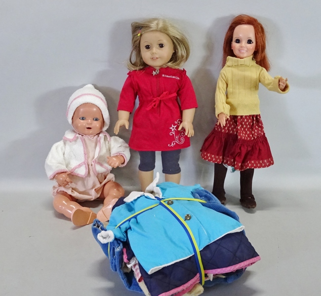 3 st. dockor med diverse dockkläder, bl. a. sköldpaddsdocka, 1900-talets andra hälft